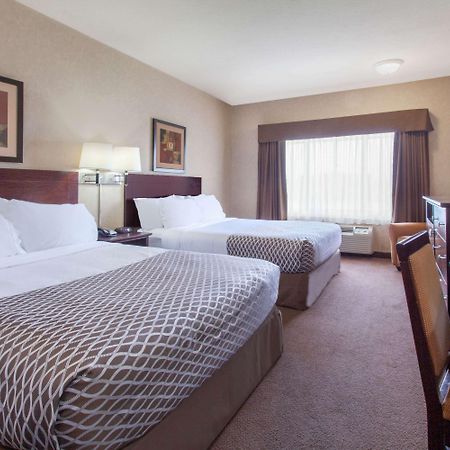 Hotel Ramada By Wyndham Camrose Zewnętrze zdjęcie