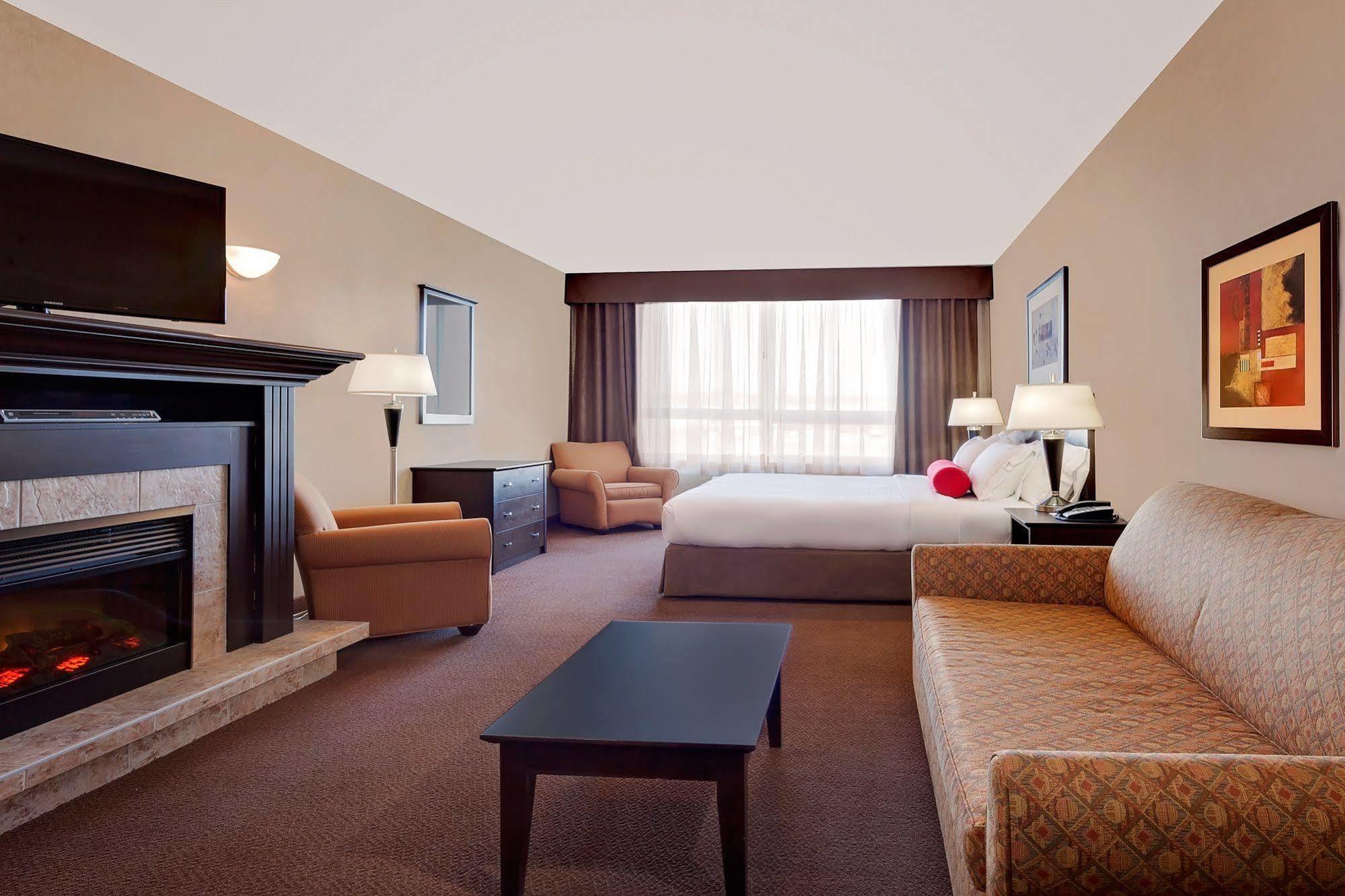 Hotel Ramada By Wyndham Camrose Zewnętrze zdjęcie
